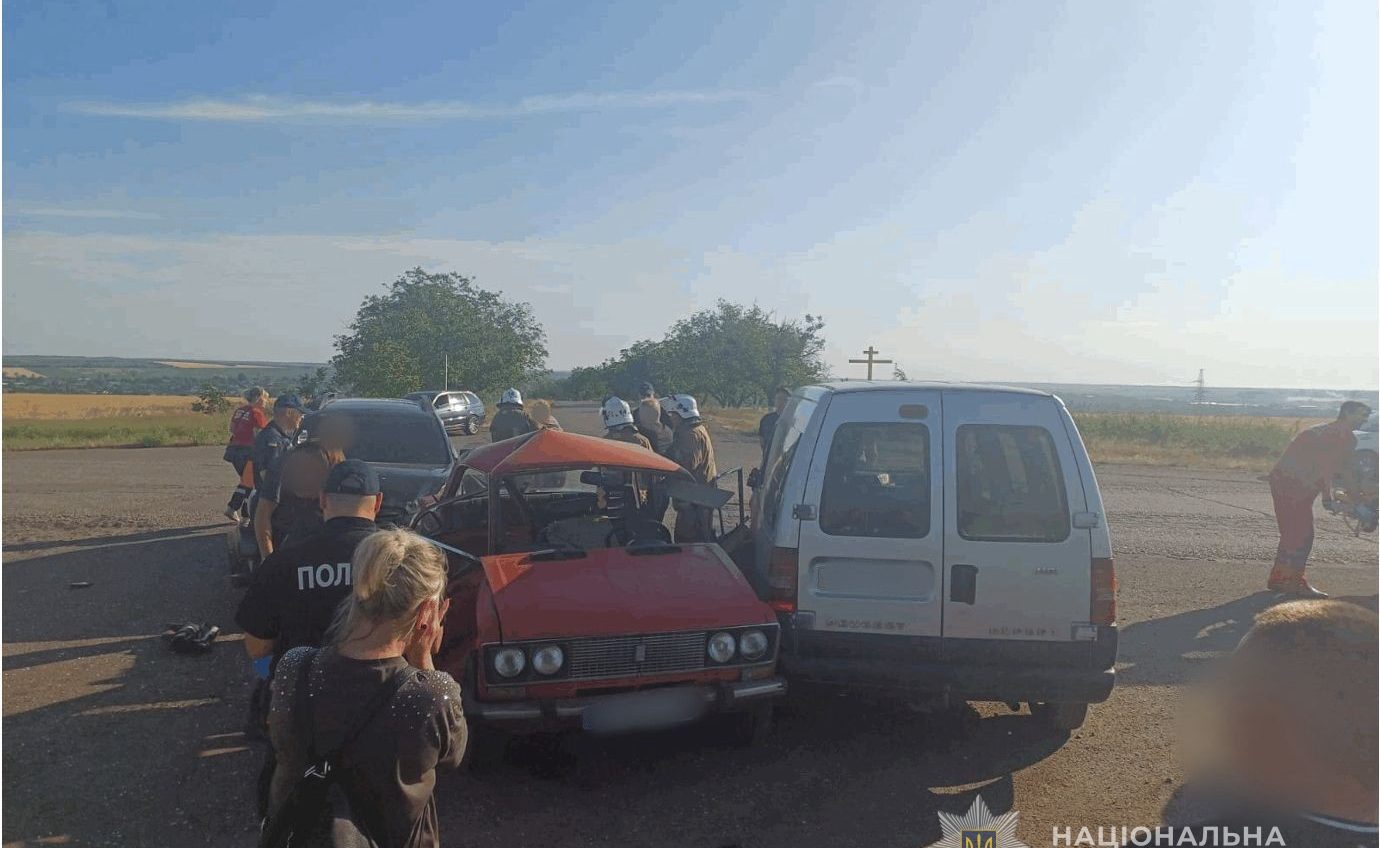 Рятувальники на Одещині деблокували трьох людей з автівки, яка потрапила в ДТП usionline.com Рятувальники на Одещині деблокували трьох людей з автівки, яка потрапила в ДТП «фото»