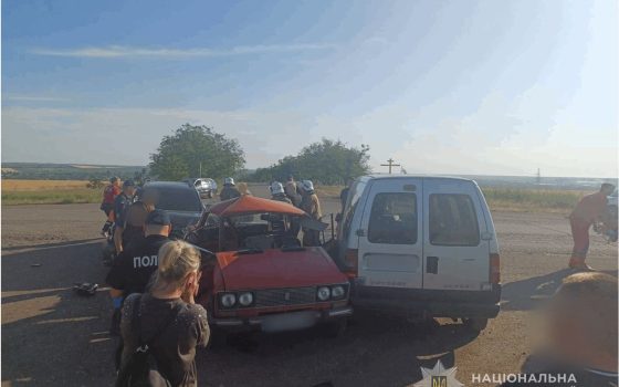 Рятувальники на Одещині деблокували трьох людей з автівки, яка потрапила в ДТП «фото»