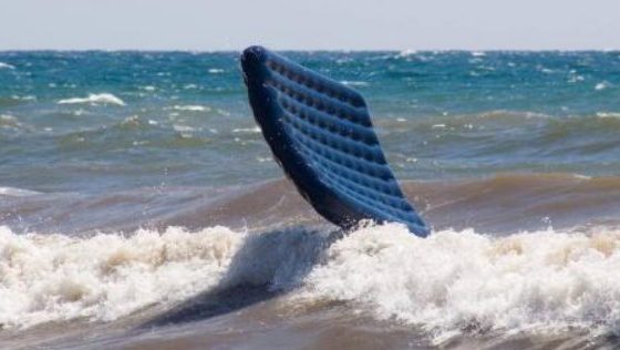 Трьох підлітків на матраці віднесло в море в Одесі – дітей врятували надзвичайники «фото»