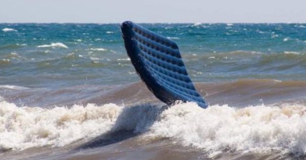 Трьох підлітків на матраці віднесло в море в Одесі – дітей врятували надзвичайники usionline.com Трьох підлітків на матраці віднесло в море в Одесі – дітей врятували надзвичайники «фото»