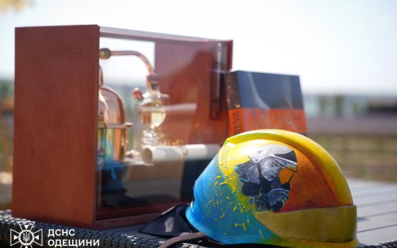 На Одещині незвичайну каску, розмальовану вогнеборцем і відважною дівчинкою, продали за 200 тисяч гривень (фото) «фото»