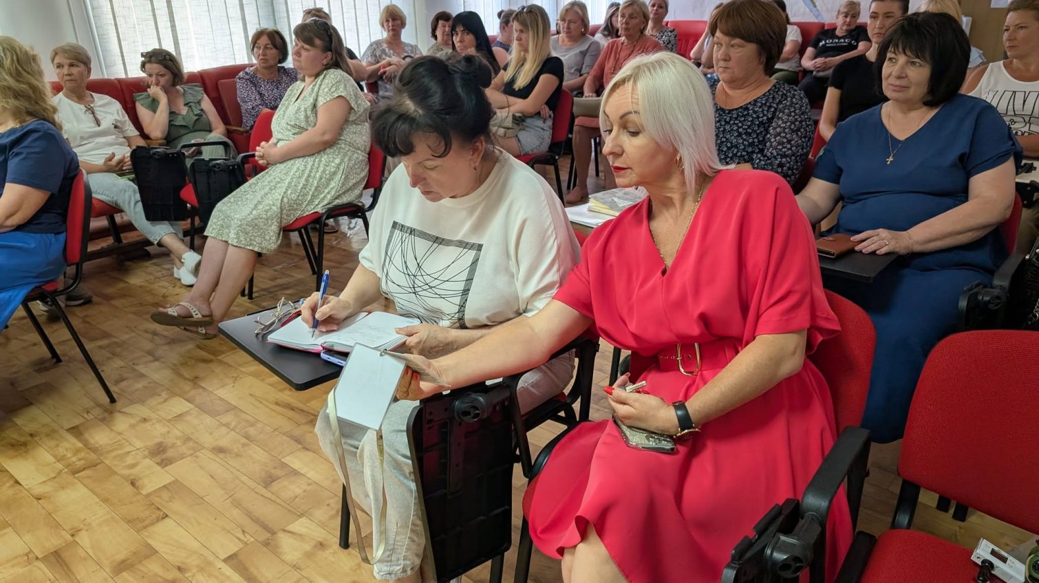 У Вилковому на активістів напали та погрожували зброєю під час громадських слухань (фото) usionline.com У Вилковому на активістів напали та погрожували зброєю під час громадських слухань (фото) «фото»