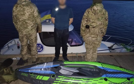 На Одещині затримали чоловіка, який намагався переплисти кордон на човні (фото) «фото»