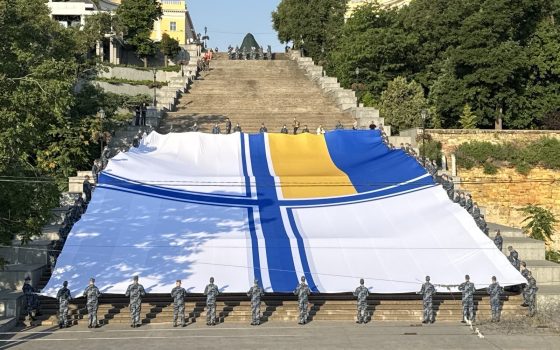 В Одесі на Потьомкінських сходах розгорнули найбільший прапор ВМС та встановили рекорд (фото, відео) usionline.com В Одесі на Потьомкінських сходах розгорнули найбільший прапор ВМС та встановили рекорд (фото, відео) «фото»