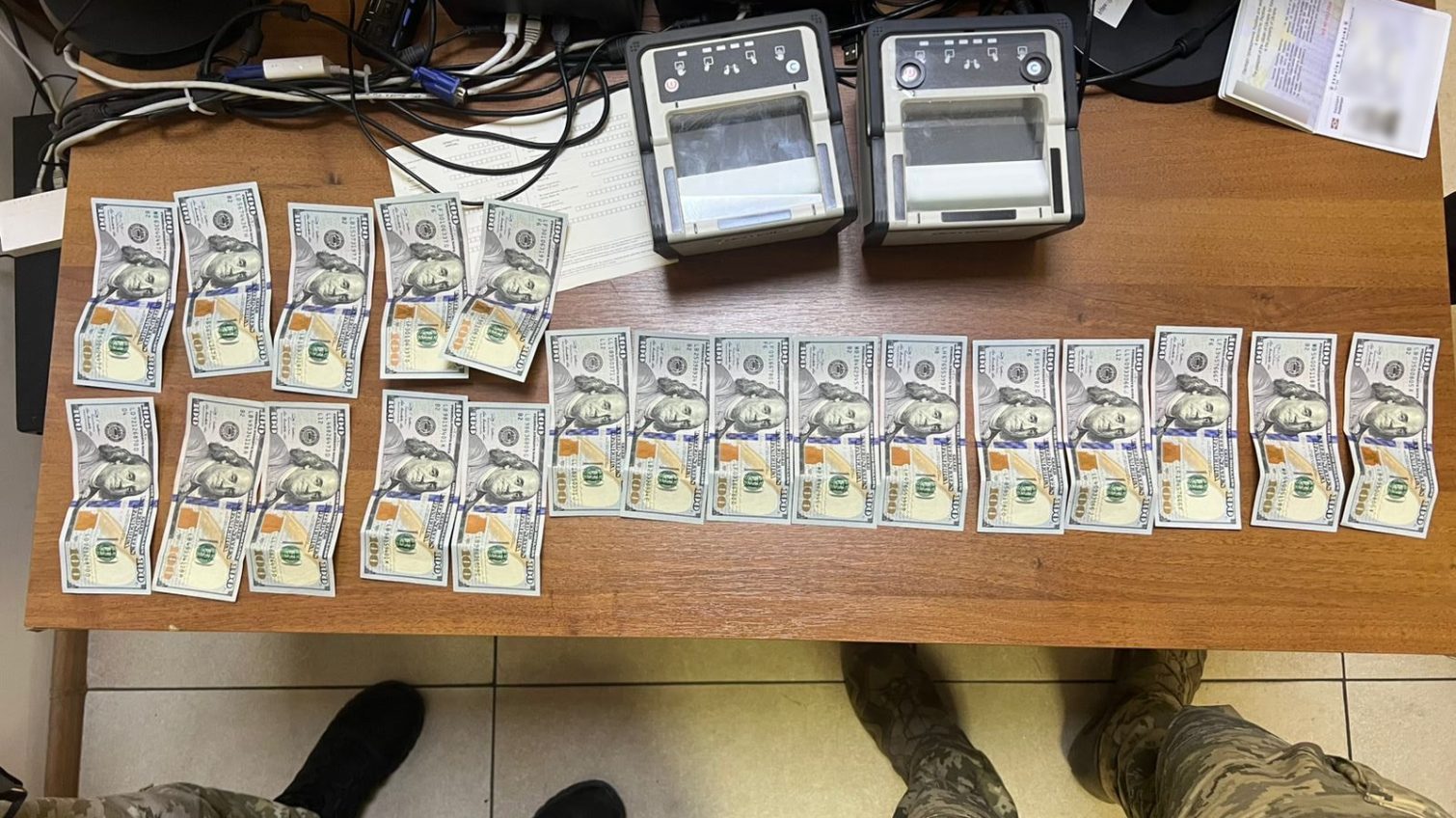 Стоси корупційних доларів: як намагаються підкупити прикордонників (фото) usionline.com Стоси корупційних доларів: як намагаються підкупити прикордонників (фото) «фото»