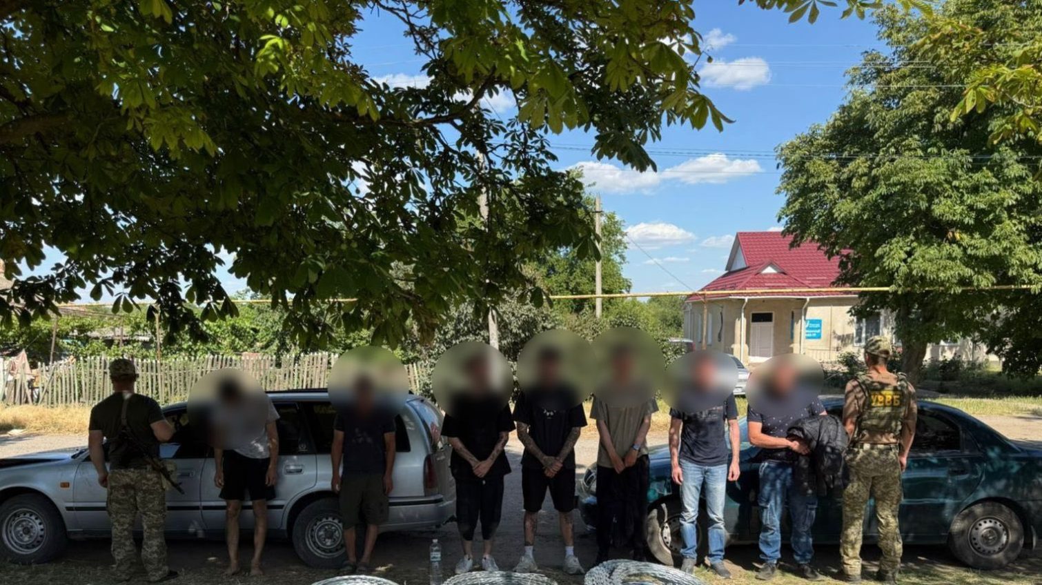 На Одещині затримали посередника і «клієнтів» під час спроби незаконного перетину кордону (фото) usionline.com На Одещині затримали посередника і «клієнтів» під час спроби незаконного перетину кордону (фото) «фото»