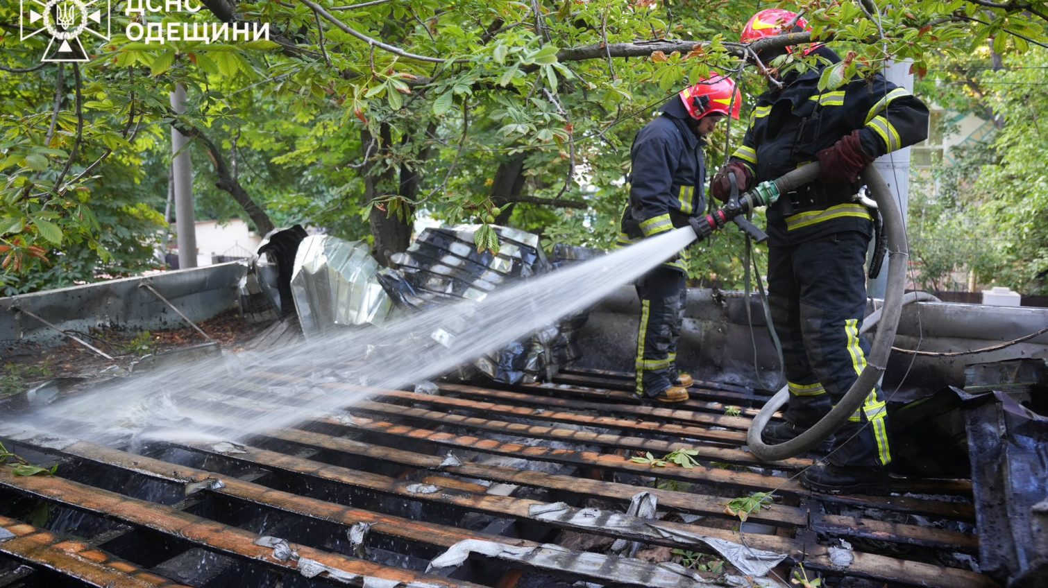 В Одесі 28 вогнеборців гасили палаючий дах ресторану (фото) usionline.com В Одесі 28 вогнеборців гасили палаючий дах ресторану (фото) «фото»