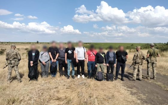 На Одещині прикордонники затримали групу нелегалів, які намагалися втекти за кордон за вказівками в соцмережах  (відео) «фото»