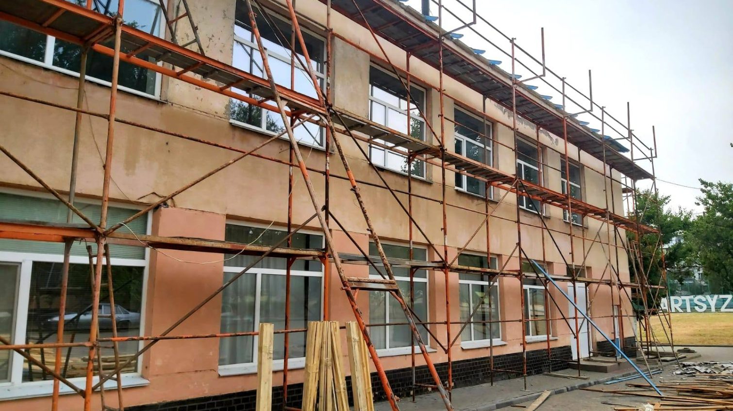 На Одещині у ліцеї Арцизької громади ремонтують дах вперше за 50 років (фото) usionline.com На Одещині у ліцеї Арцизької громади ремонтують дах вперше за 50 років (фото) «фото»