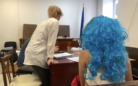 Зняли домашній арешт і відправили у лікарню: рішення суду за встановлення російського прапора на меморіалі в Одесі (фото) «фото»