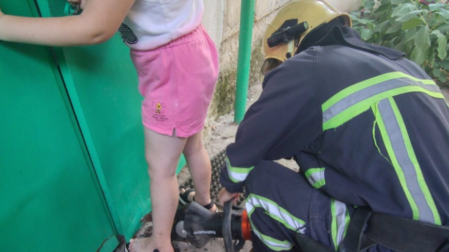 В Одесі дівчинка застрягла ногою у дверях під’їзду – рятувальники допомогли звільнити (фото) «фото»