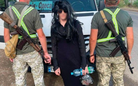 Стиль «total black»: чоловік у «вишуканому» жіночому образі намагався виїхати за кордон usionline.com Стиль «total black»: чоловік у «вишуканому» жіночому образі намагався виїхати за кордон «фото»