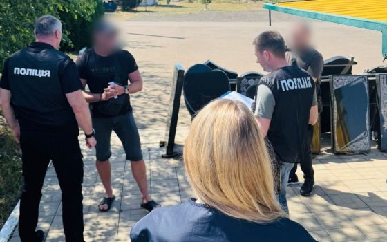 Вимагав хабар за бронювання: на Одещині поліцейські затримали завідувача цвинтарями «фото»