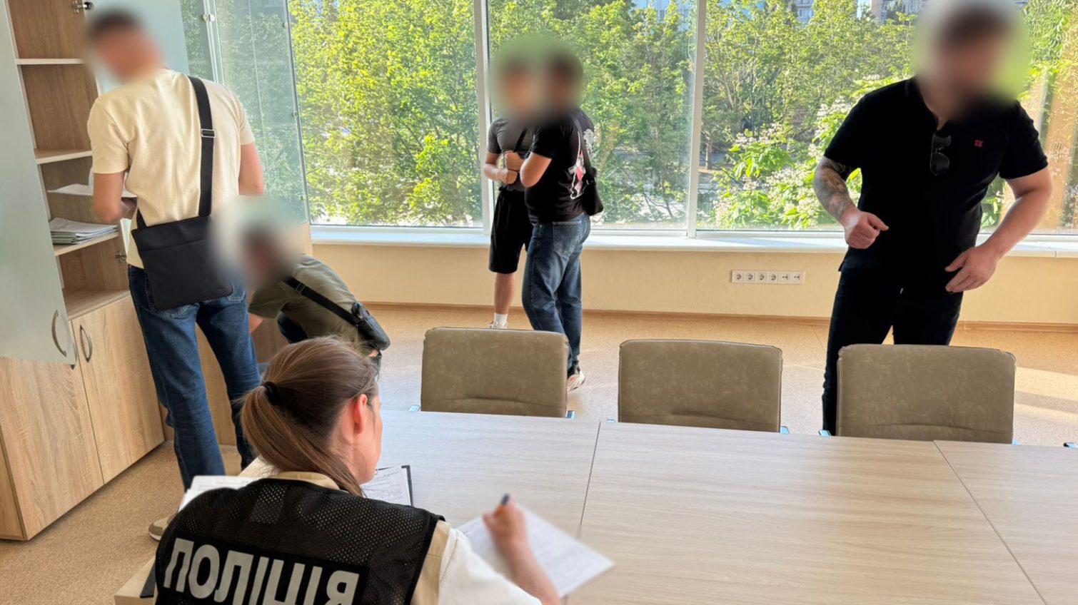 Посадовця міськради на Одещині спіймали на хабарі: вимагав 10 тисяч гривень за прибирання біля будинку (фото) usionline.com Посадовця міськради на Одещині спіймали на хабарі: вимагав 10 тисяч гривень за прибирання біля будинку (фото) «фото»