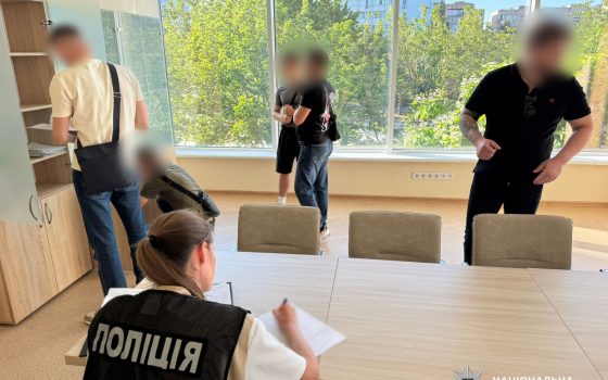 Посадовця міськради на Одещині спіймали на хабарі: вимагав 10 тисяч гривень за прибирання біля будинку (фото) «фото»