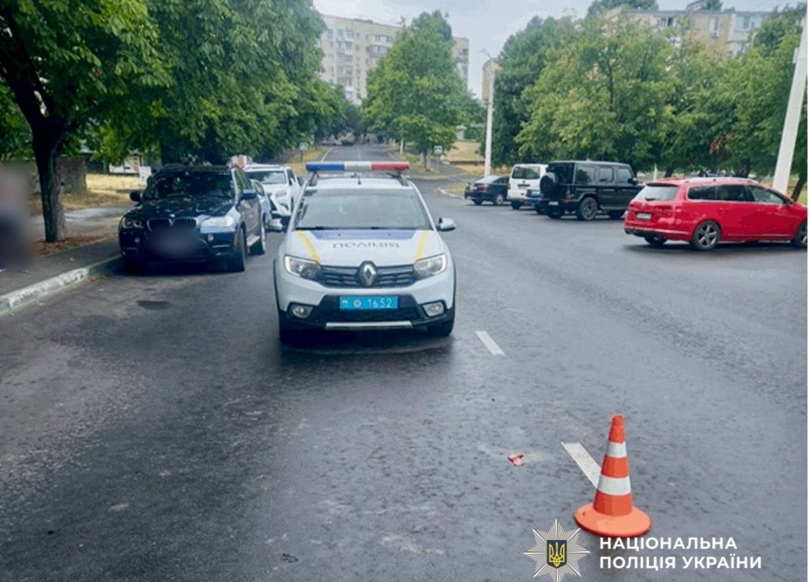 У Чорноморську водій відкрив двері авто, в які врізався мопед — постраждала 19-річна дівчина usionline.com У Чорноморську водій відкрив двері авто, в які врізався мопед — постраждала 19-річна дівчина «фото»