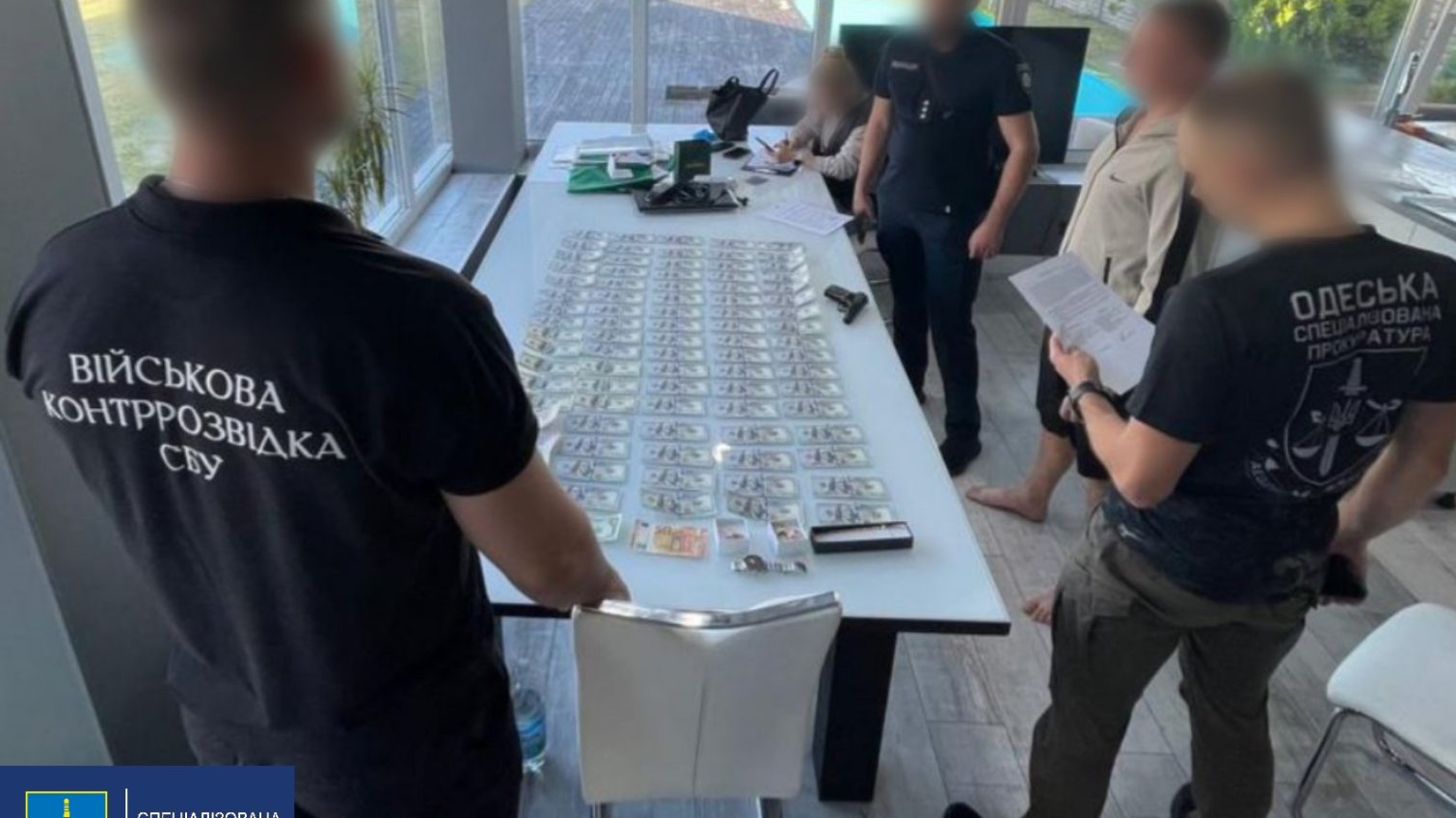 Просив $2000 за «допомогу»: на Одещині викрили начальника складу військової частини (фото) usionline.com Просив $2000 за «допомогу»: на Одещині викрили начальника складу військової частини (фото) «фото»