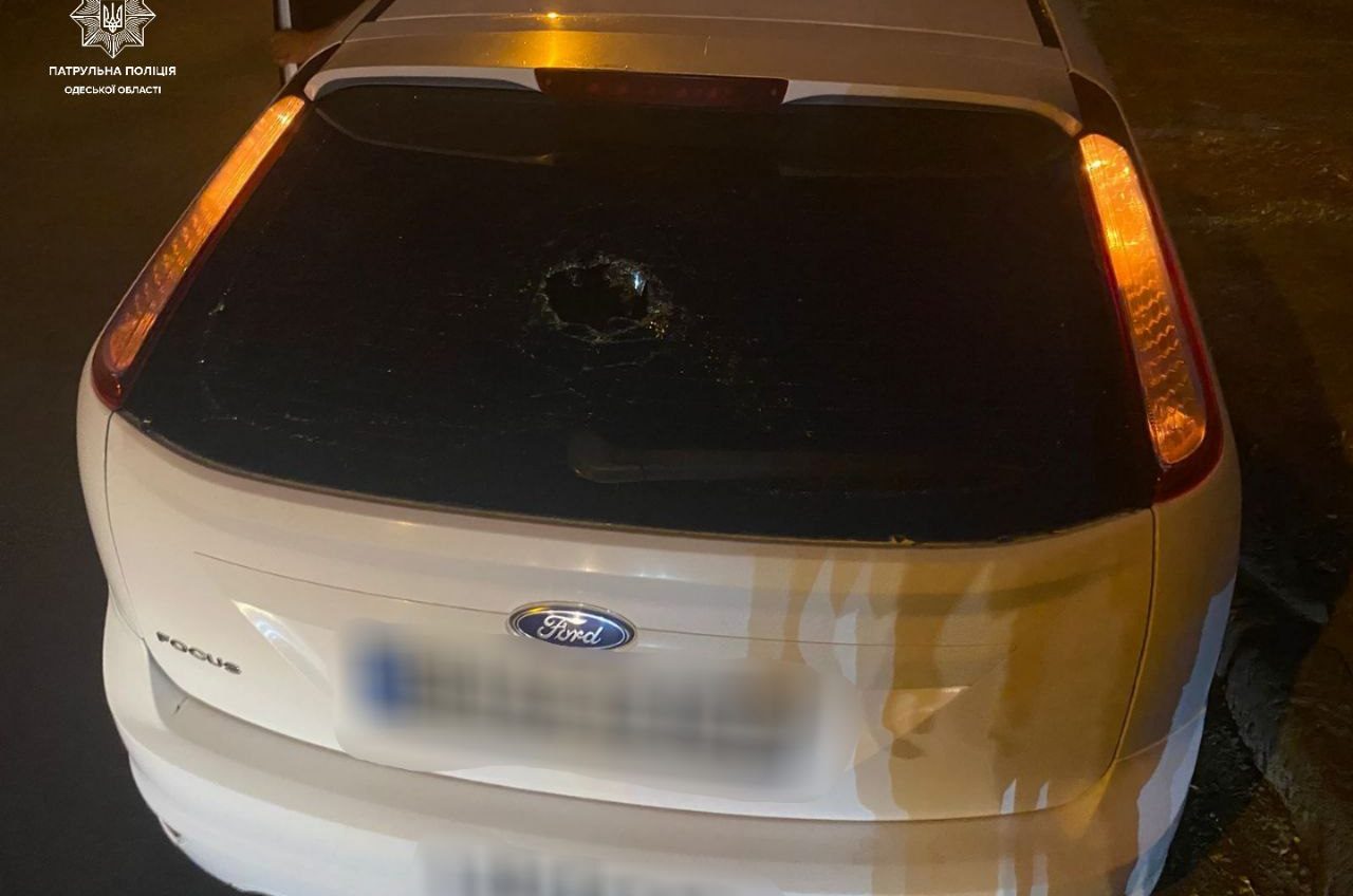 В Одесі п’яний чоловік побив припарковані на вулиці автівки (фото) «фото»