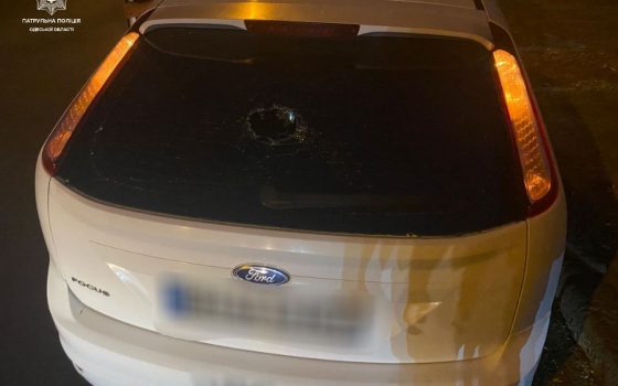 В Одесі п’яний чоловік побив припарковані на вулиці автівки (фото) «фото»
