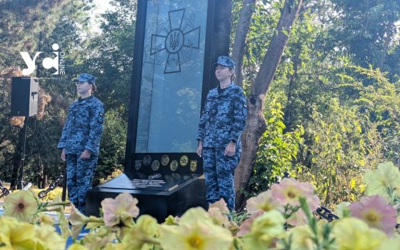 В Одесі поклали квіти до пам’ятника загиблим Героям Військово-Морських Сил (фото) usionline.com В Одесі поклали квіти до пам’ятника загиблим Героям Військово-Морських Сил (фото) «фото»