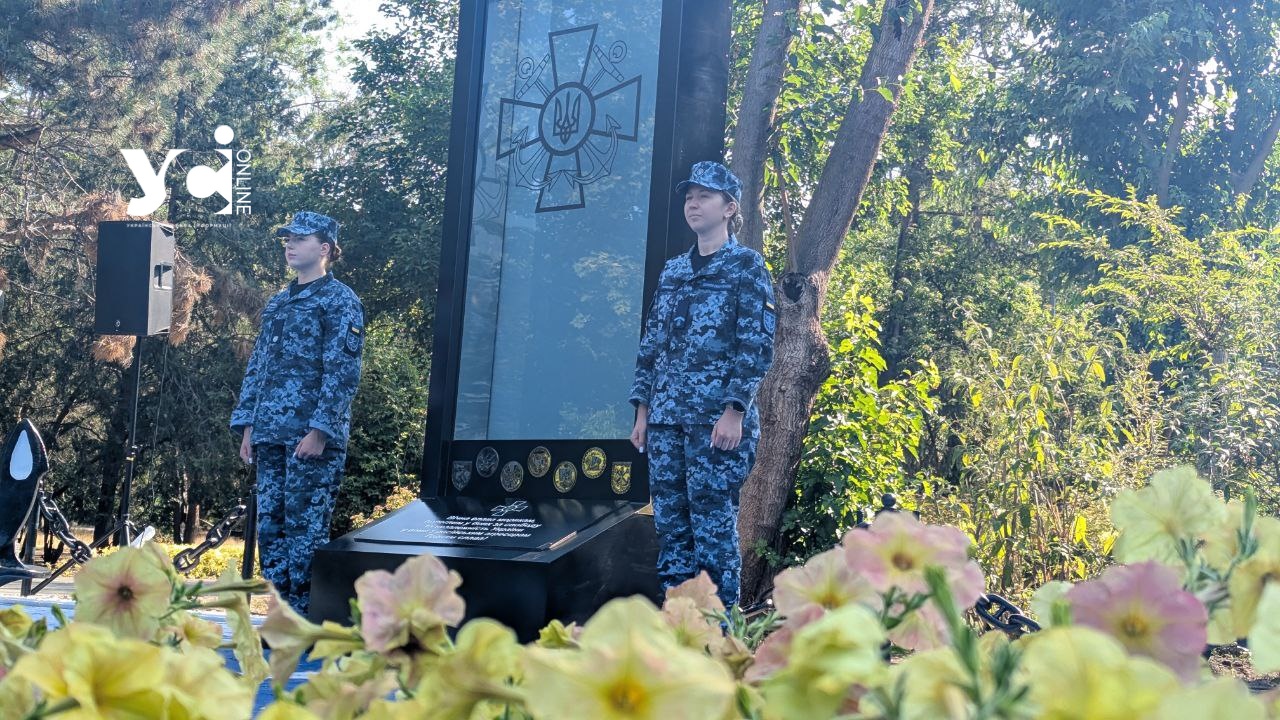 В Одесі поклали квіти до пам’ятника загиблим Героям Військово-Морських Сил (фото) usionline.com В Одесі поклали квіти до пам’ятника загиблим Героям Військово-Морських Сил (фото) «фото»
