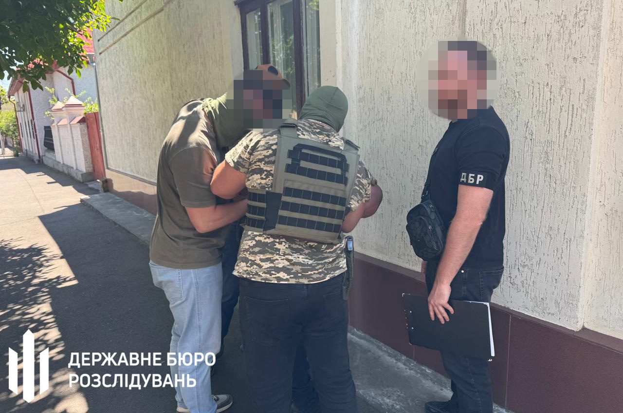 Сімейний підряд. Батько та син за гроші звільняли з військової служби (фото) usionline.com Сімейний підряд. Батько та син за гроші звільняли з військової служби (фото) «фото»