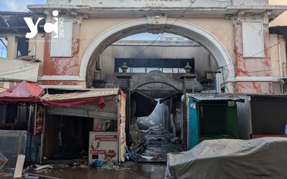 Одеський Привоз після атаки та наслідки удару по будинку – під завалами шукають людину (фото) usionline.com Одеський Привоз після атаки та наслідки удару по будинку – під завалами шукають людину (фото) «фото»