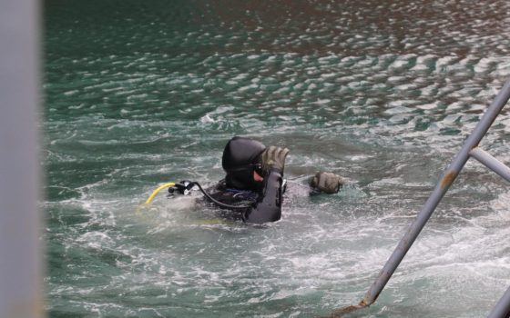 Трьох підлітків на матраці віднесло в море в Одесі – дітей врятували надзвичайники «фото»