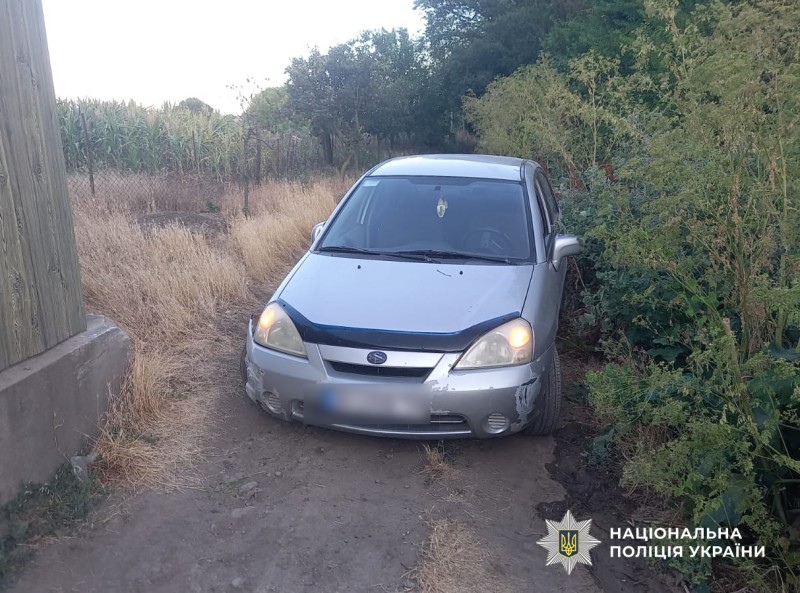 На Одещині п’яний чоловік вкрав авто з кладовища та поїхав до дому «фото»