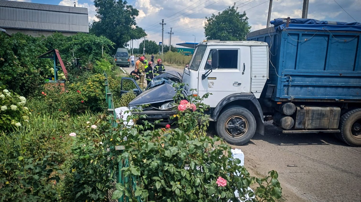 На Одещині вантажівка протаранила легкове авто, водія якого довелося деблокувати (фото) «фото»