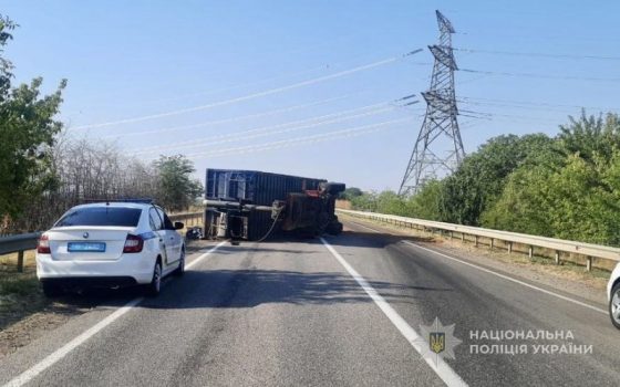 На трасі Одеса-Рені перекинулась вантажівка: рух ускладнено usionline.com На трасі Одеса-Рені перекинулась вантажівка: рух ускладнено «фото»