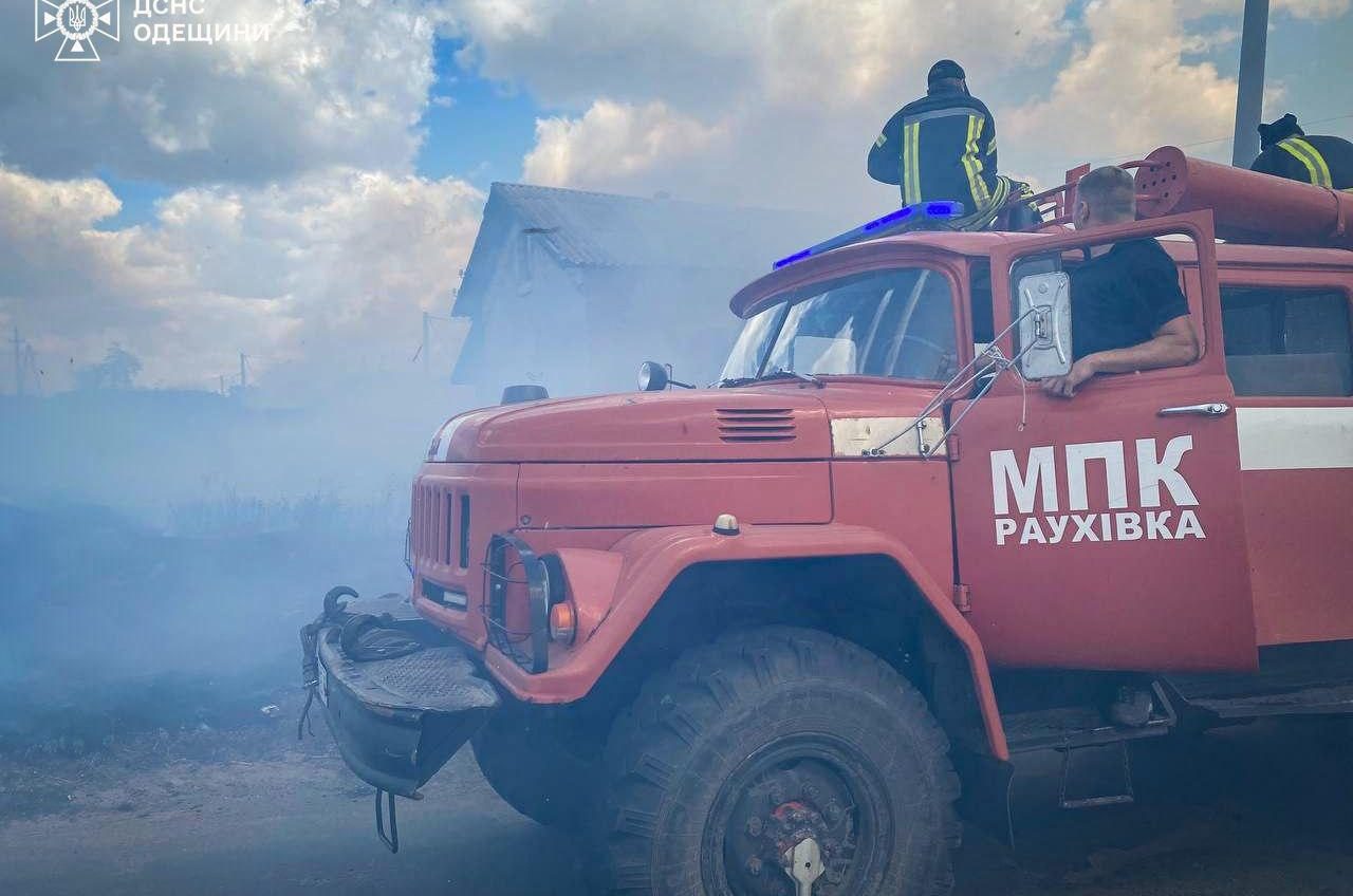 Масштабна пожежа в Одеському районі: горіла суха трава та дачні будинки (фото) usionline.com Масштабна пожежа в Одеському районі: горіла суха трава та дачні будинки (фото) «фото»