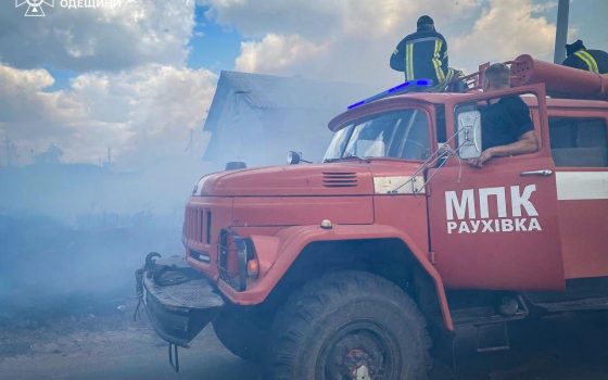 Масштабна пожежа в Одеському районі: горіла суха трава та дачні будинки (фото) «фото»