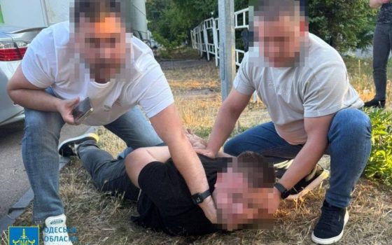 В Одесі затримали поліцейського, який брав хабарі з таксистів за «вільний проїзд» у комендантську годину (фото) usionline.com В Одесі затримали поліцейського, який брав хабарі з таксистів за «вільний проїзд» у комендантську годину (фото) «фото»