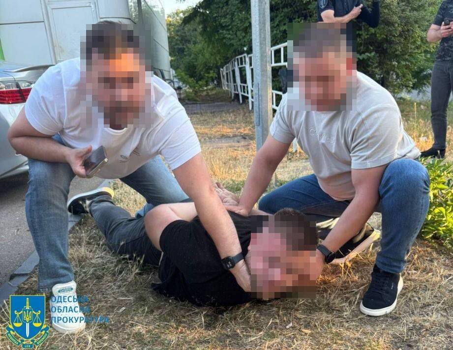 В Одесі затримали поліцейського, який брав хабарі з таксистів за «вільний проїзд» у комендантську годину (фото) usionline.com В Одесі затримали поліцейського, який брав хабарі з таксистів за «вільний проїзд» у комендантську годину (фото) «фото»