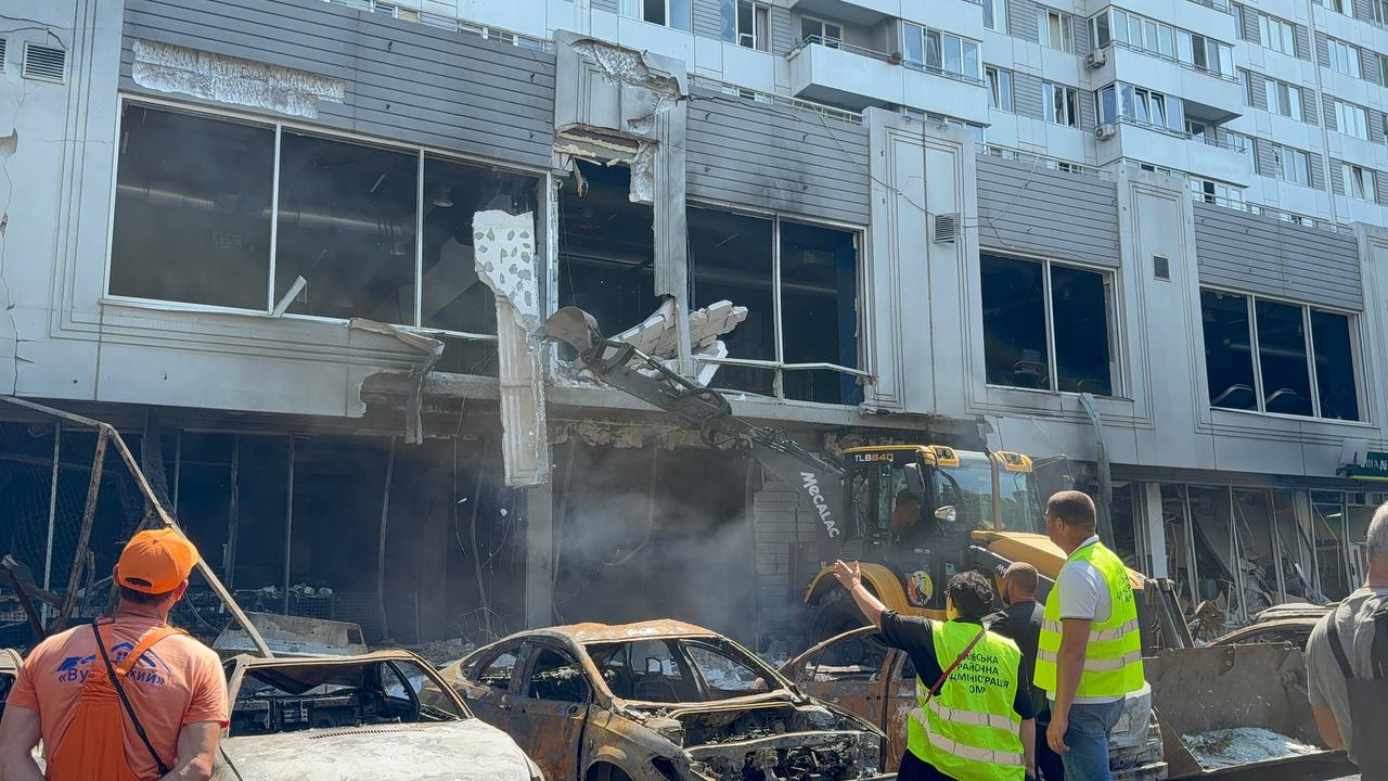 Вибито щонайменше 135 вікон: Одеса ліквідовує наслідки нічної атаки дронами (фото) usionline.com Вибито щонайменше 135 вікон: Одеса ліквідовує наслідки нічної атаки дронами (фото) «фото»