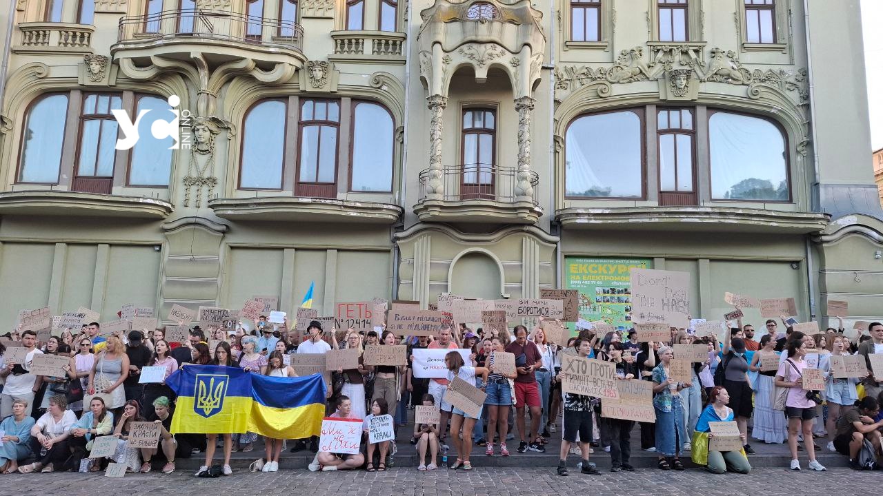На Дерибасівській в Одесі триває акція протесту проти закону щодо НАБУ і САП (фото, відео) usionline.com На Дерибасівській в Одесі триває акція протесту проти закону щодо НАБУ і САП (фото, відео) «фото»