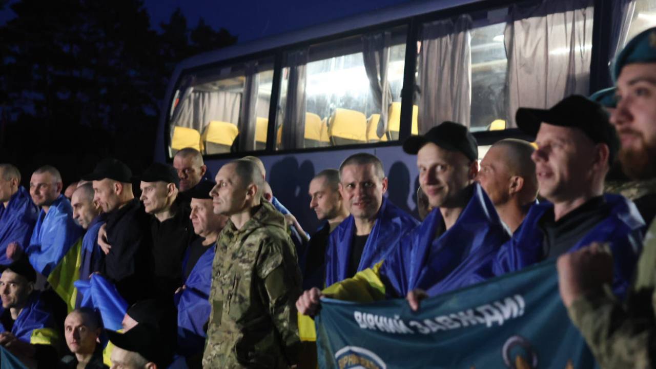 Черговий обмін: серед інших додому повернувся останній полонений із захисників Зміїного usionline.com Черговий обмін: серед інших додому повернувся останній полонений із захисників Зміїного «фото»