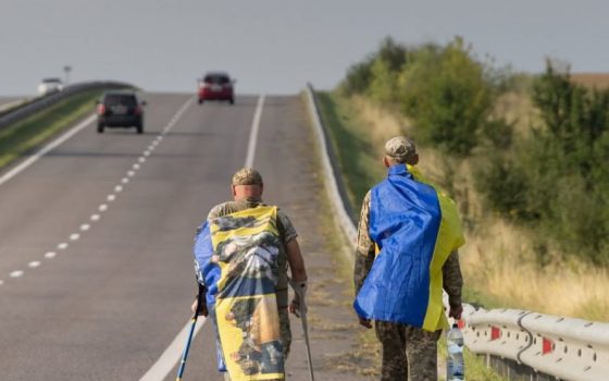 Ветеран на милицях йде до Одеси з Києва заради збору на ремонт автівок для побратимів (фото) «фото»