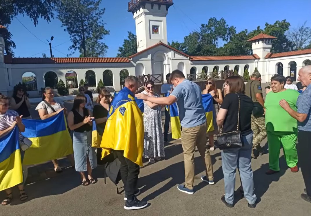 Після 1200 днів полону до Арциза повернувся Захисник Ярослав Єлісєєв usionline.com Після 1200 днів полону до Арциза повернувся Захисник Ярослав Єлісєєв «фото»