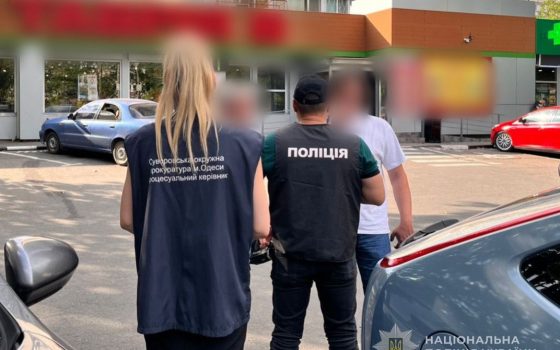 В Одесі чиновник вимагав 1500 доларів за дозвіл на торгівлю біля моря (фото) «фото»