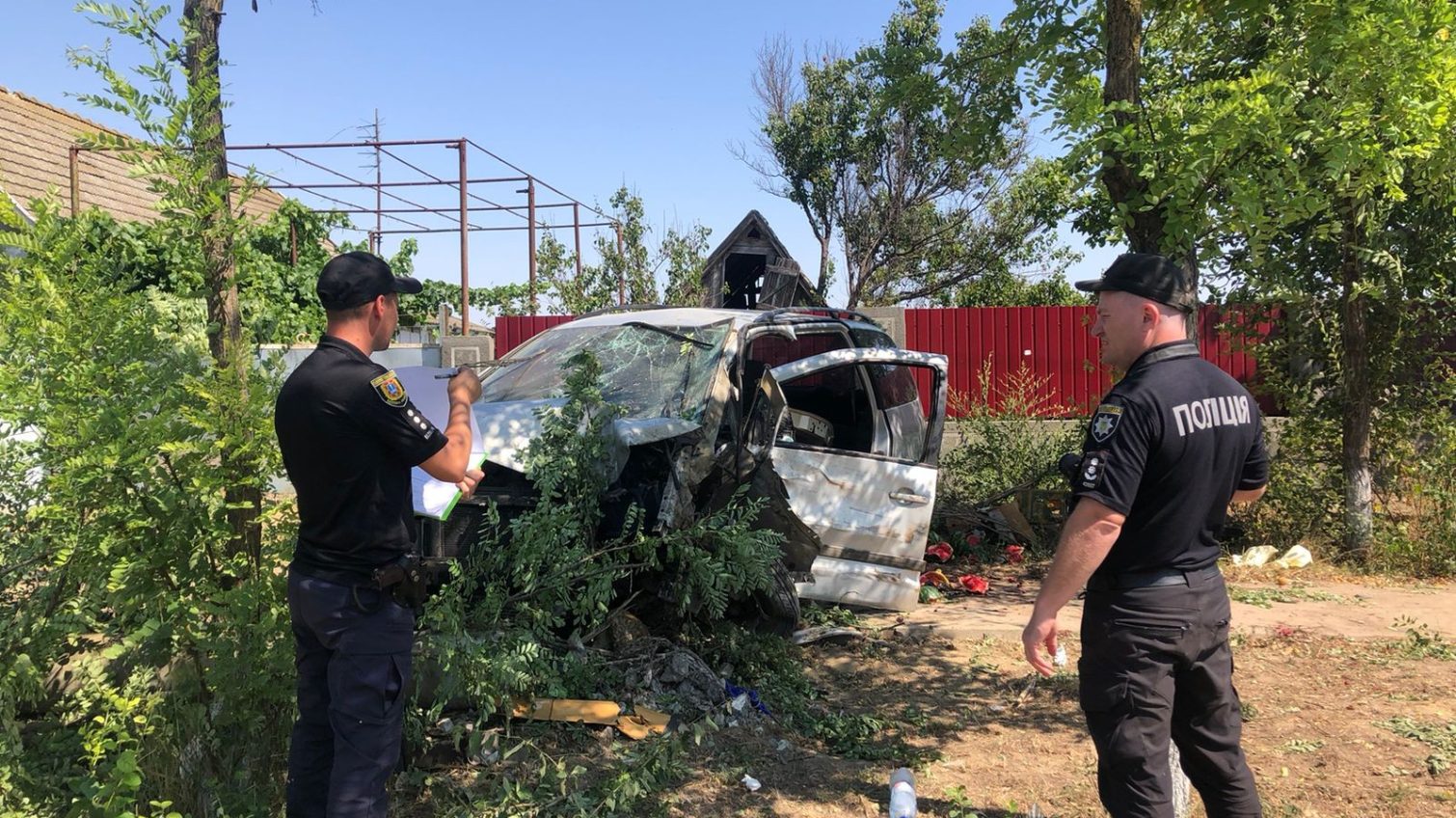 На Одещині автомобіль в’їхав у дерево: травмувалися жінка та її 14-річний онук (фото) usionline.com На Одещині автомобіль в’їхав у дерево: травмувалися жінка та її 14-річний онук (фото) «фото»