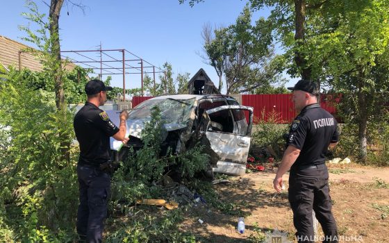На Одещині автомобіль в’їхав у дерево: травмувалися жінка та її 14-річний онук (фото) «фото»