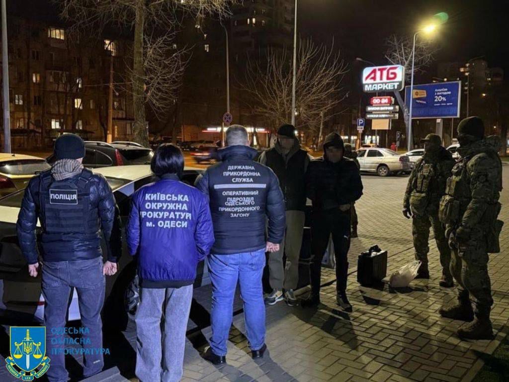 В Одесі водій таксі «налагодив» схему перевезення ухилянтів за кордон (фото) usionline.com В Одесі водій таксі «налагодив» схему перевезення ухилянтів за кордон (фото) «фото»