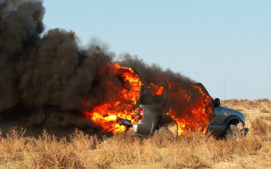 На трасі Київ-Одеса загорівся автомобіль Lincoln: водій отримав опіки «фото»