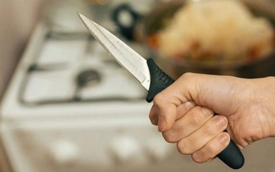 В Одесі літня жінка вдарила невістку ножем usionline.com В Одесі літня жінка вдарила невістку ножем «фото»