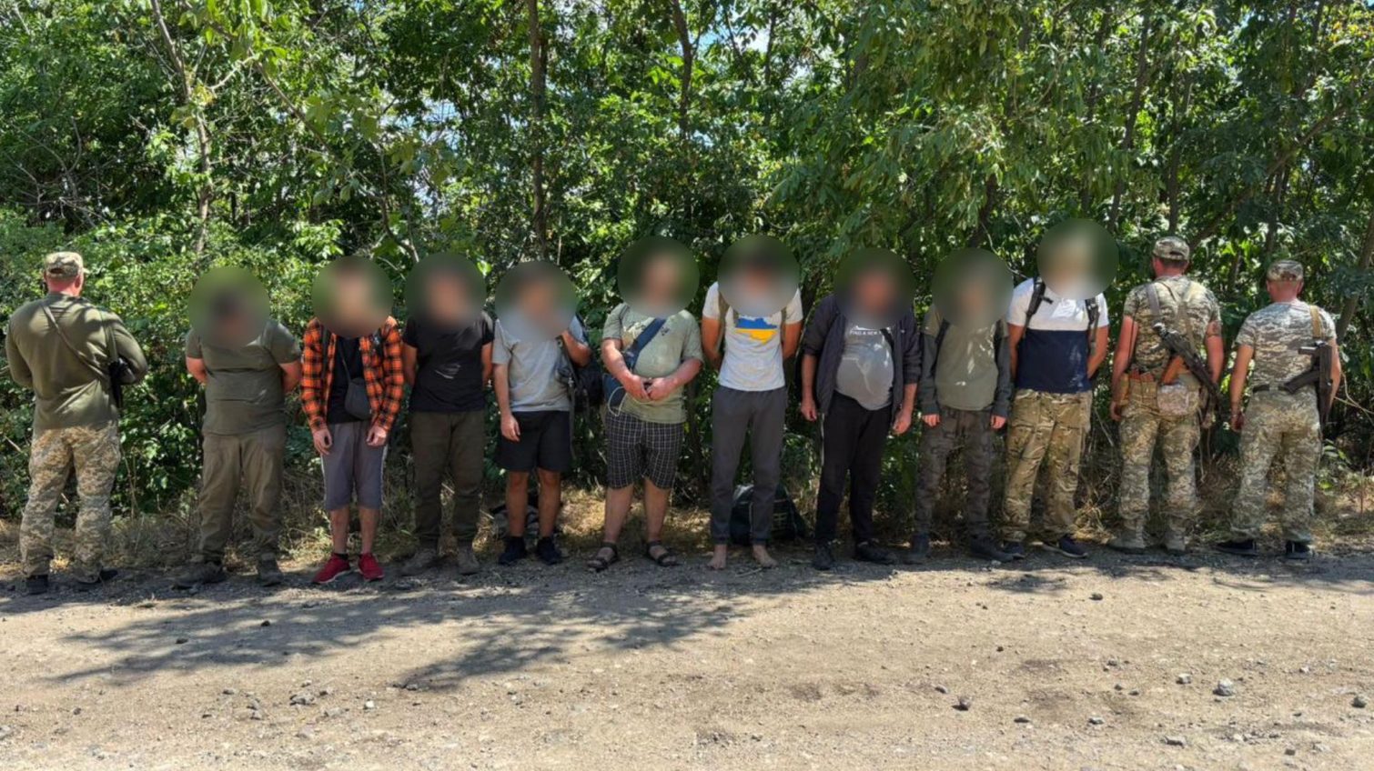 Три дні у спеку: дев’ятьох чоловіків затримали в Одеській області, на кордоні з Молдовою (фото) «фото»