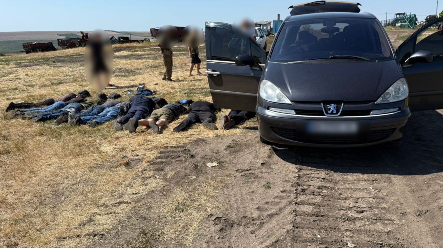 Замовили керманича: восьмеро чоловіків за 10 тисяч доларів намагалися втекти до Придністров’я (фото) usionline.com Замовили керманича: восьмеро чоловіків за 10 тисяч доларів намагалися втекти до Придністров’я (фото) «фото»