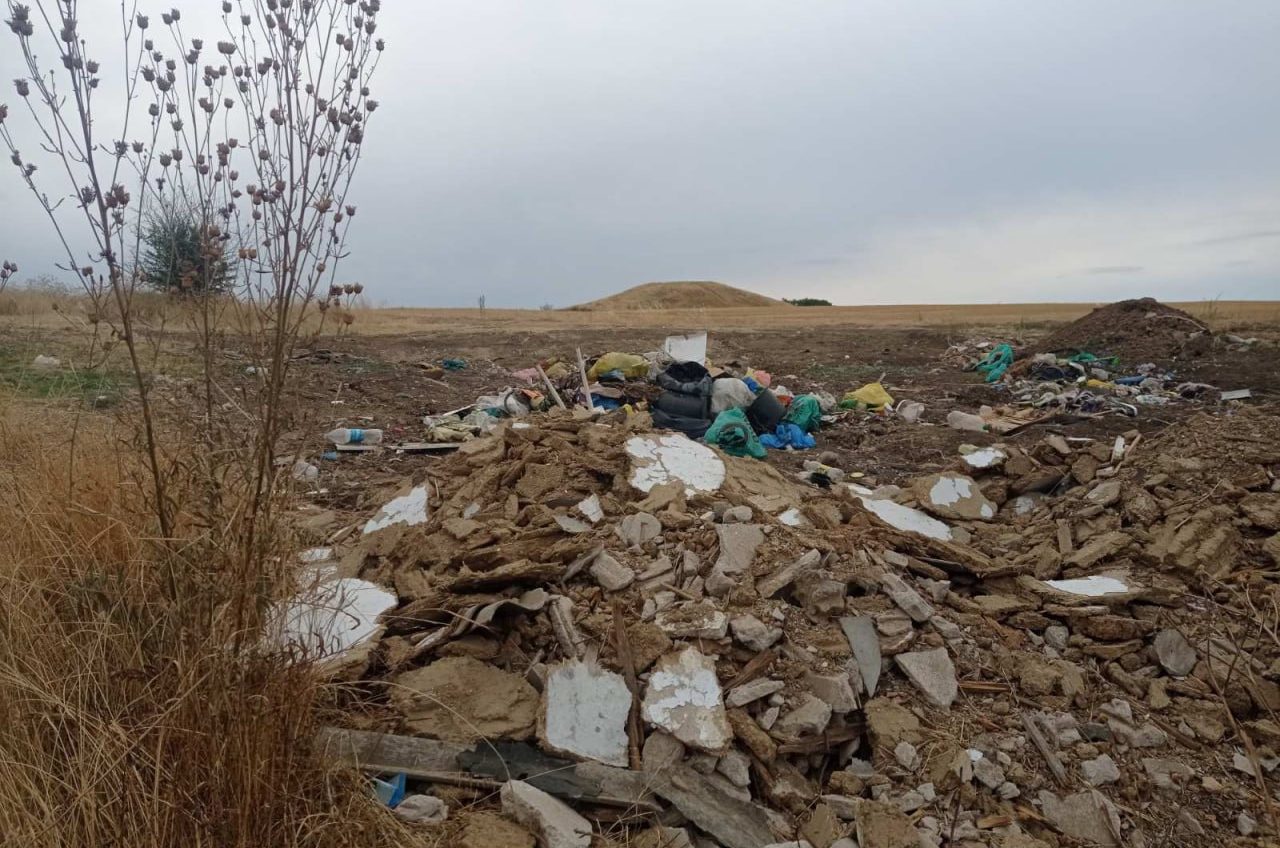 Скіфський курган на Одещині перетворюють на смітник (фото) usionline.com Скіфський курган на Одещині перетворюють на смітник (фото) «фото»