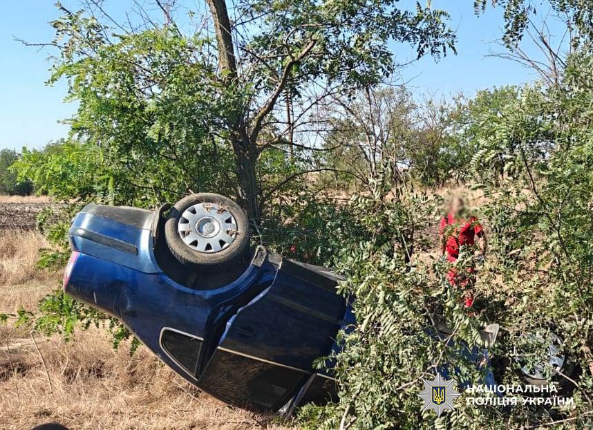 Вилетів у кювет і перевернувся: на Одещині затримали п’яного водія, який травмував чотирьох пасажирів (фото) usionline.com Вилетів у кювет і перевернувся: на Одещині затримали п’яного водія, який травмував чотирьох пасажирів (фото) «фото»